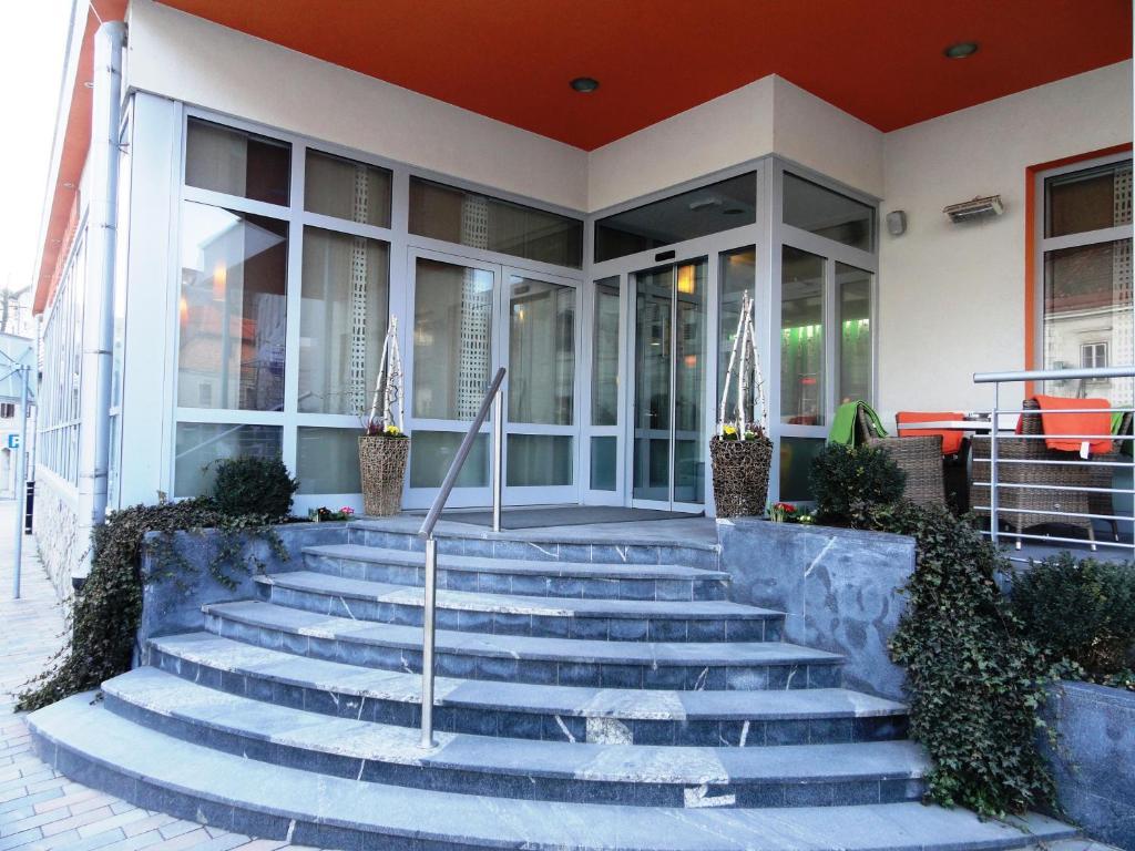 Hotel Bela Krajina Metlika Buitenkant foto
