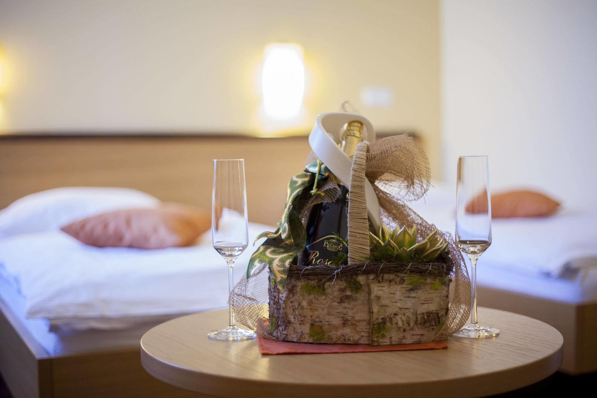 Hotel Bela Krajina Metlika Buitenkant foto